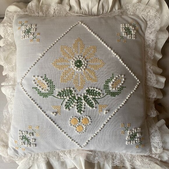VTG cottagecore rustic embroidered daisy cross stitch ruffle lace throw pillow - Picture 1 of 11